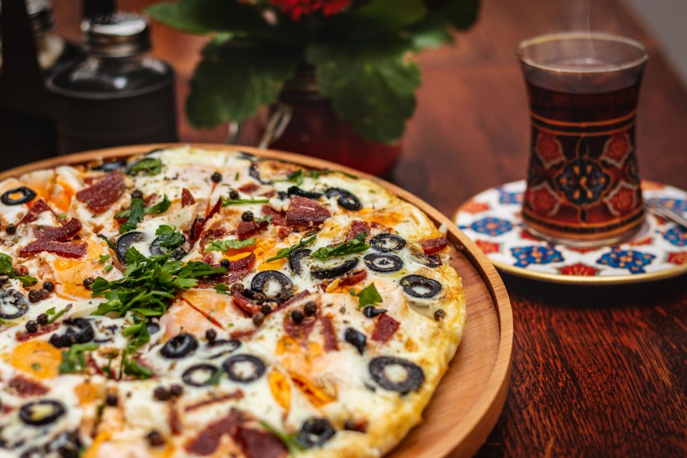 Pizza und Tee zum Frühstück